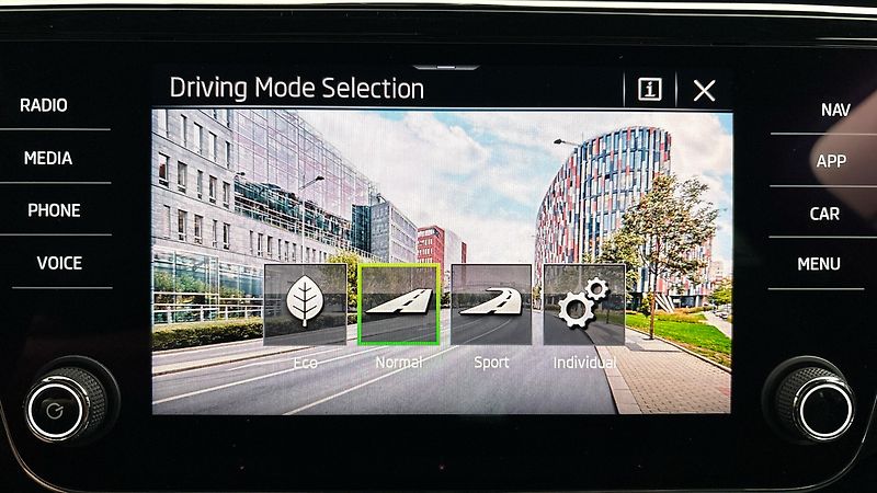 Škoda Superb 2.0 TDI DSG Sportline Combi - fotka 31 z 32