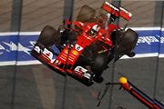 F1 2017 GP Španělska - Sebastian Vettel (Ferrari), pohled do boxů z VIP zóny