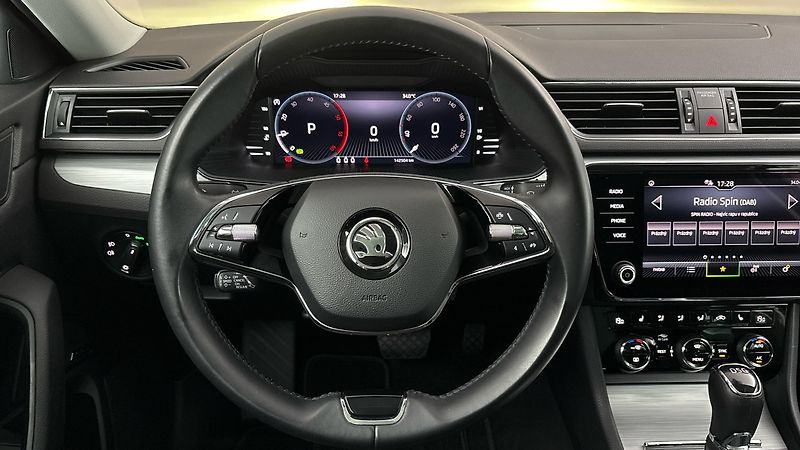 Škoda Superb 2.0 TDI DSG Ambition Combi - fotka 9 z 29