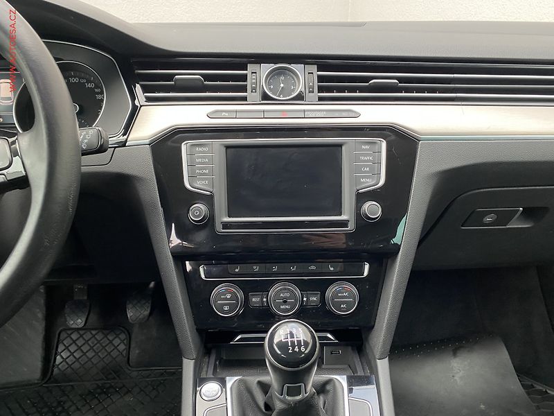 Volkswagen Passat (2016) 2.0 TDi, Highline, LED - fotka 12 z 18