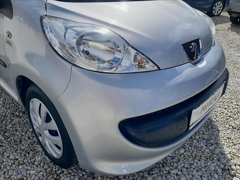 Peugeot 107 1,0i 50kW AUTOMAT - fotka 11 z 38