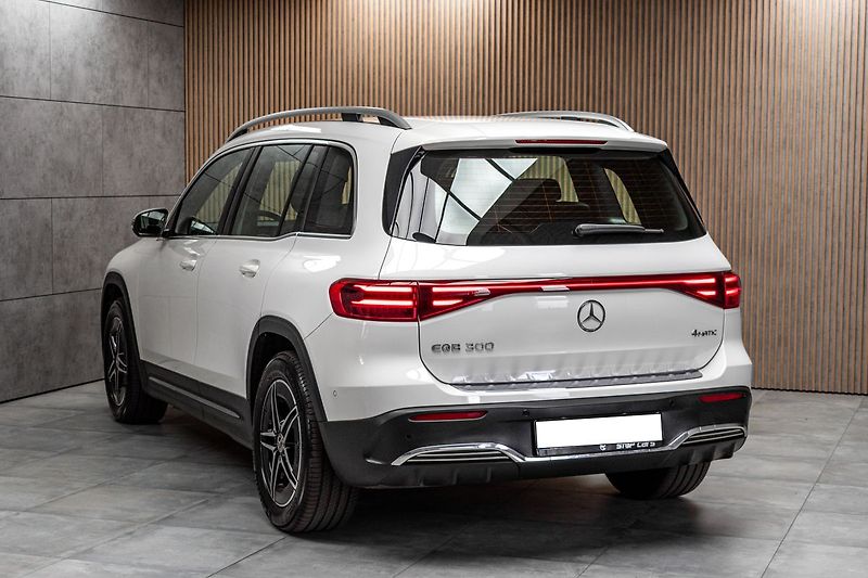 Mercedes-Benz EQB 300 66kWh*4MATIC*AMG*KAMERA*So - fotka 4 z 47