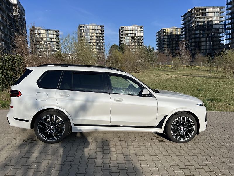 BMW X7 (2022) xDrive40i - fotka 2 z 6