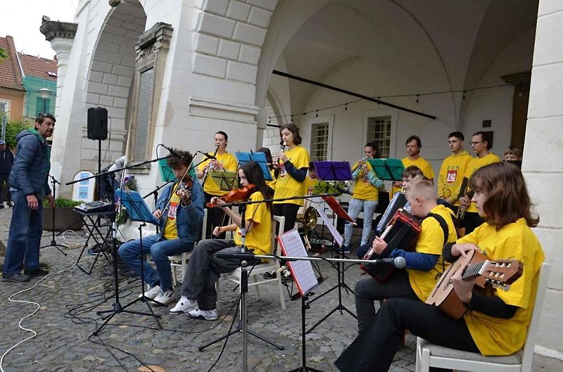 Veteránský závod odstartoval ve Velvarech na náměstí. Cíl byl na náměstí ve Slaném.