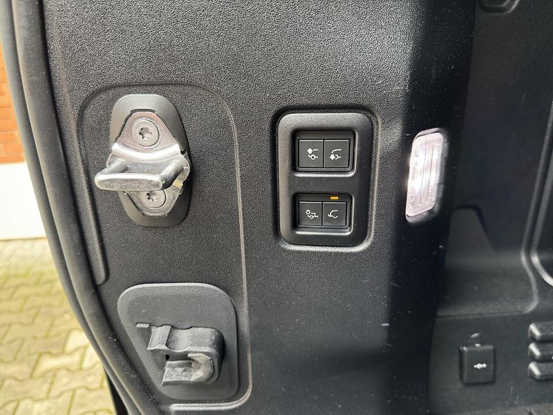 Land Rover Defender D300-R DYNAMIC-BLACK-R22 - fotka 37 z 41