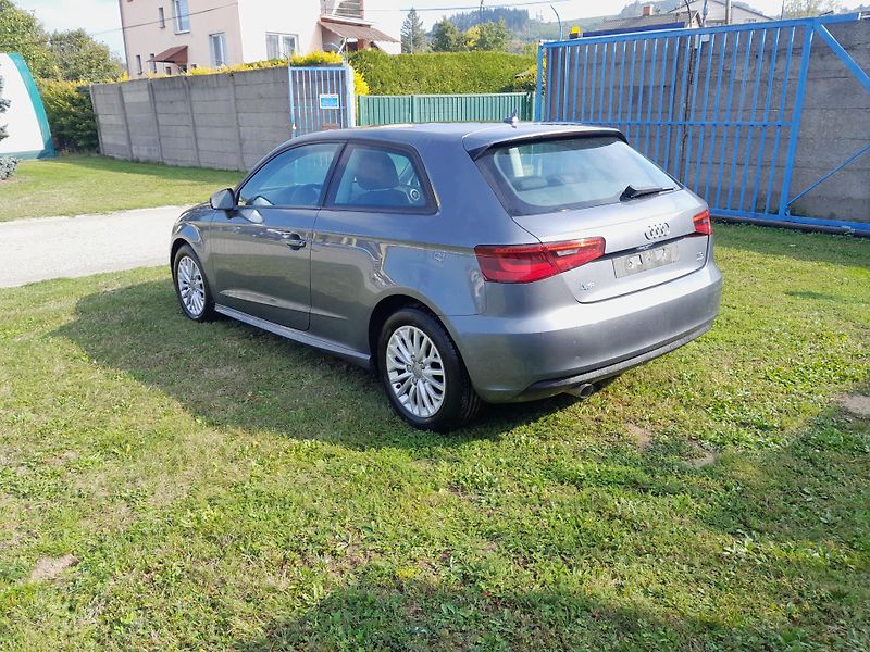 Audi A3 (2015) 1,6 TDI serviska 2x klíč - fotka 7 z 17