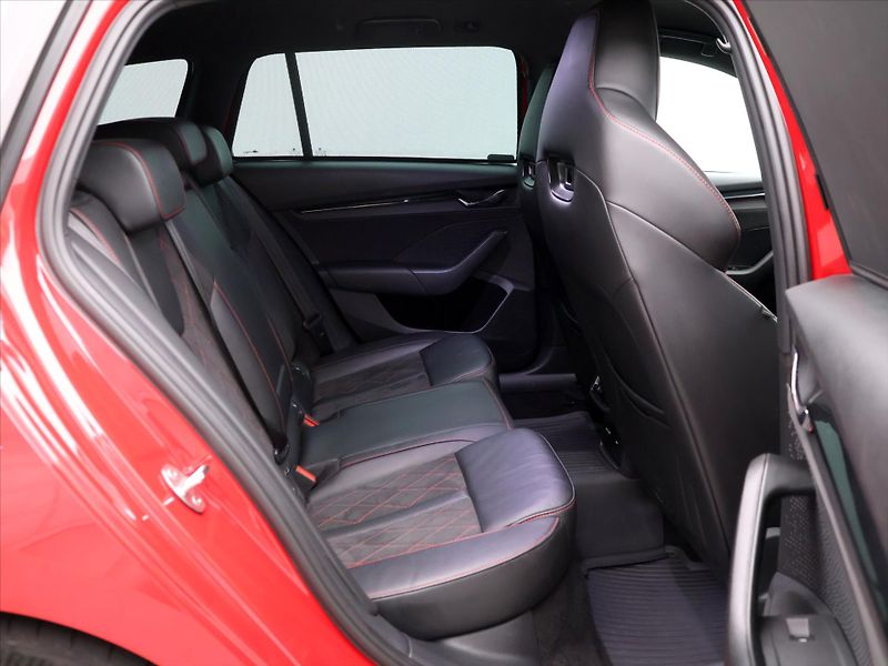 Škoda Octavia 2,0 TSI 180kW DSG CZ RS LED - fotka 13 z 31
