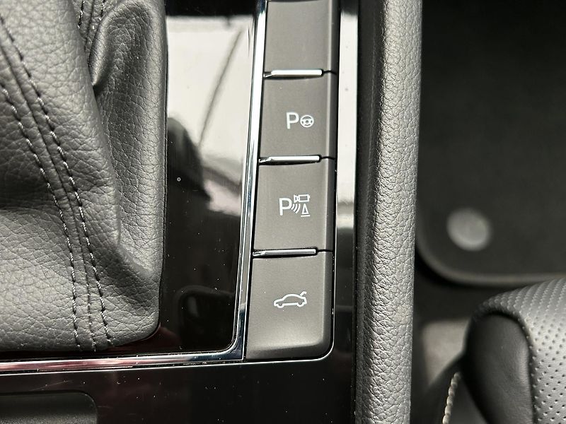 Škoda Superb 2.0 TDI L & K - fotka 17 z 34
