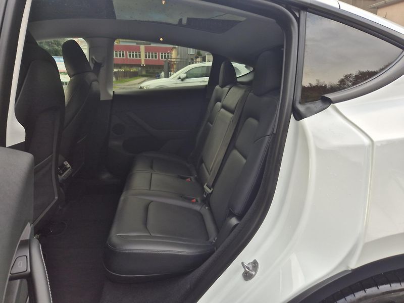 Tesla Model Y LONG RANGE DUAL MOTOR TZ 95,0% - fotka 42 z 49