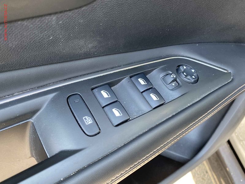 Peugeot 3008 (2019) 1.2 PT, GT Line, LED, navi - fotka 13 z 18