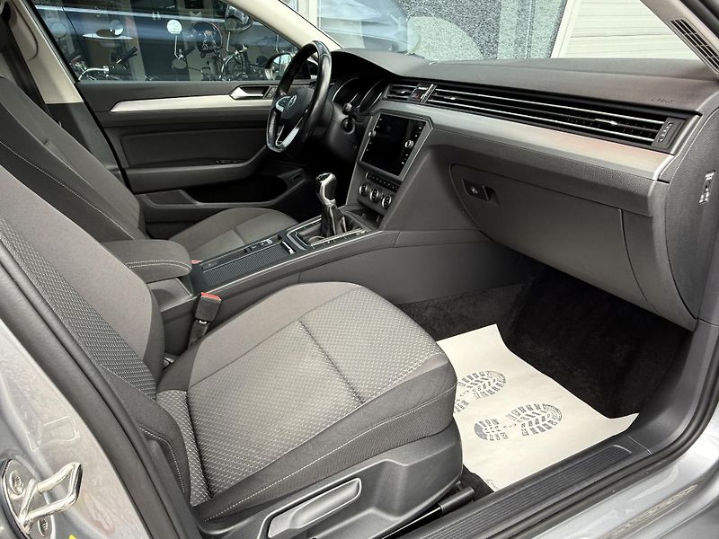 Volkswagen Passat Variant 2,0TDI R-Line Design - fotka 22 z 43