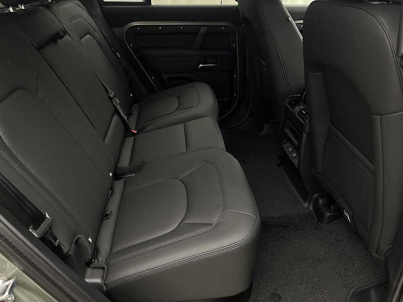 Land Rover Defender 110 D250 X-DYNAMIC SE AWD AUT  - fotka 17 z 45