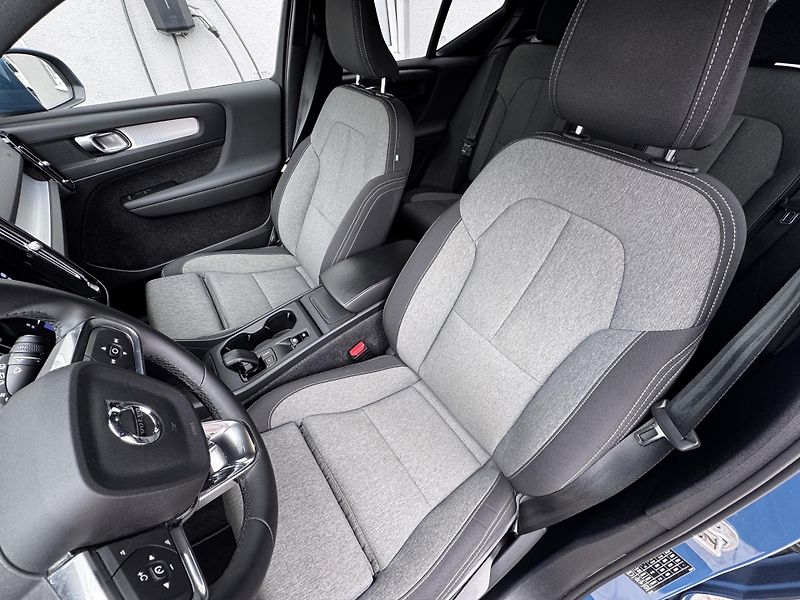 Volvo XC40 T2 FWD MOMENTUM // 1. maj. - fotka 12 z 41