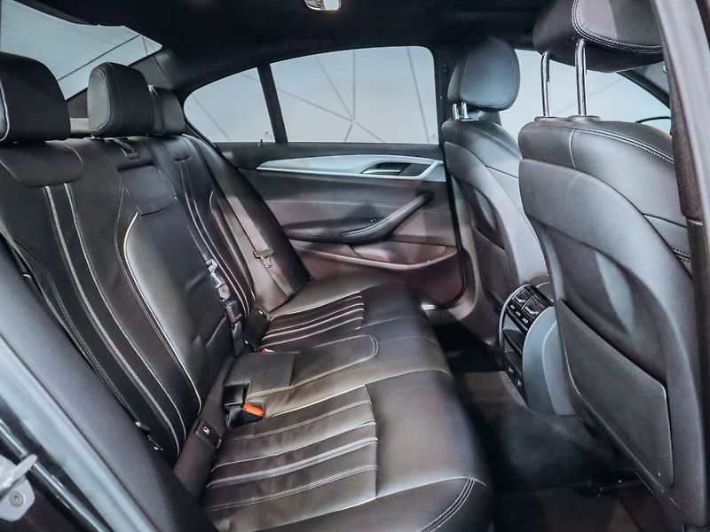 BMW Řada 5 530d xDrive M-paket 195 kW - fotka 25 z 28