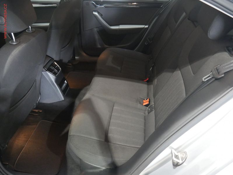 Škoda Octavia (2018) 1.4 TSi, ČR, LED - fotka 10 z 19