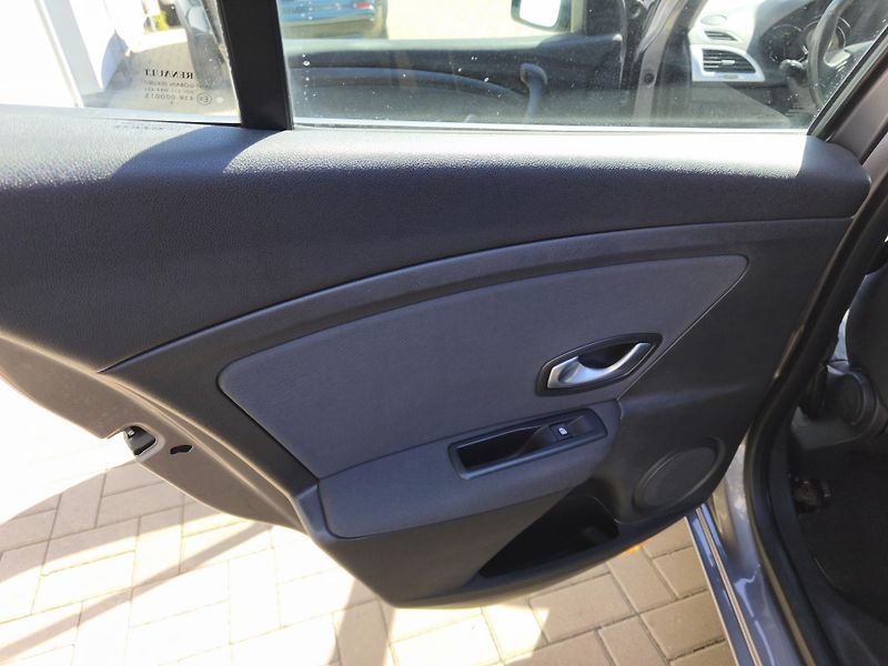 Renault Mégane (2009) 1,616V 81kW 6-ti kvalt!! - fotka 21 z 28
