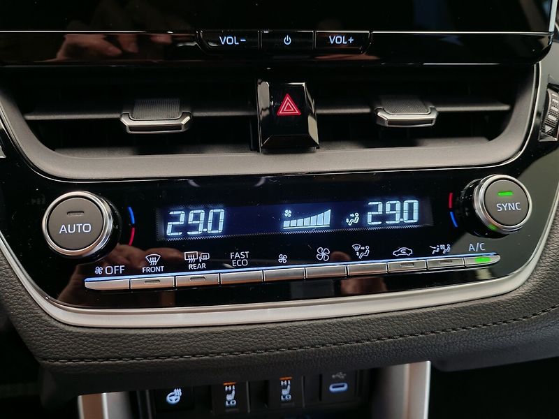 Toyota Corolla Cross 2.0 Hybrid Style Tech - fotka 14 z 19