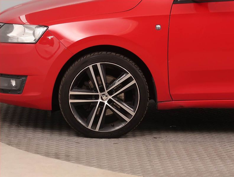 Škoda Rapid (2014) Spaceback 1.2 TSI, Xenony - fotka 14 z 15