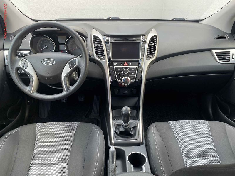 Hyundai i30 (2015) 1.6 CRDi, Trend, navi, kamera - fotka 8 z 19