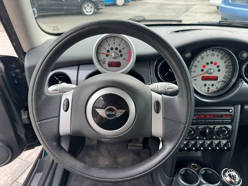 Mini Cooper (2003) One 1.6i 66kW - fotka 13 z 24