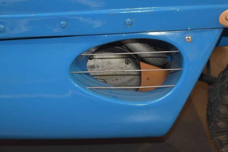 Porovnání parkujících vozů Audi Quattro a Peel P50