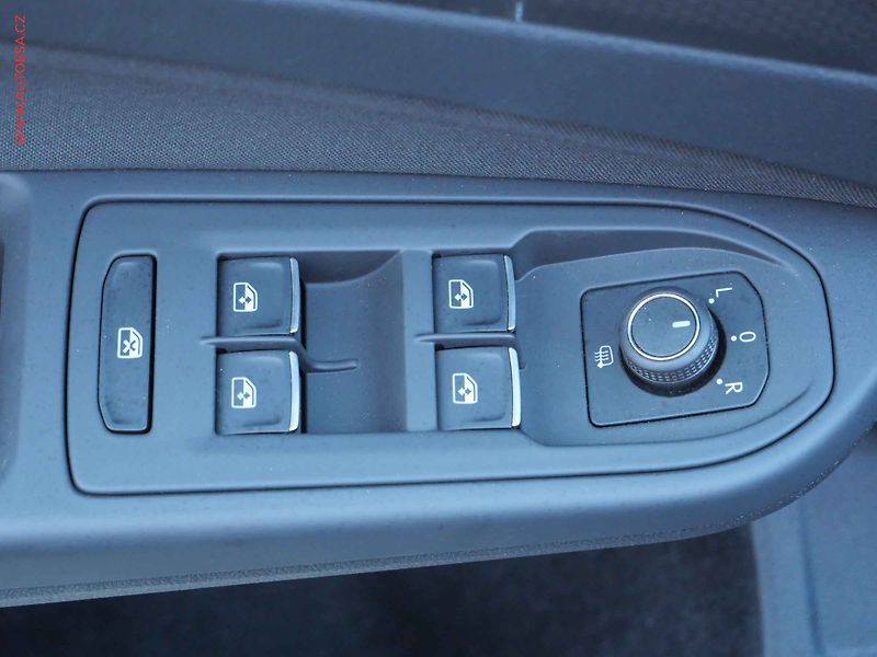 Volkswagen Golf (2022) 2.0 TSi, GTi, LED - fotka 11 z 22