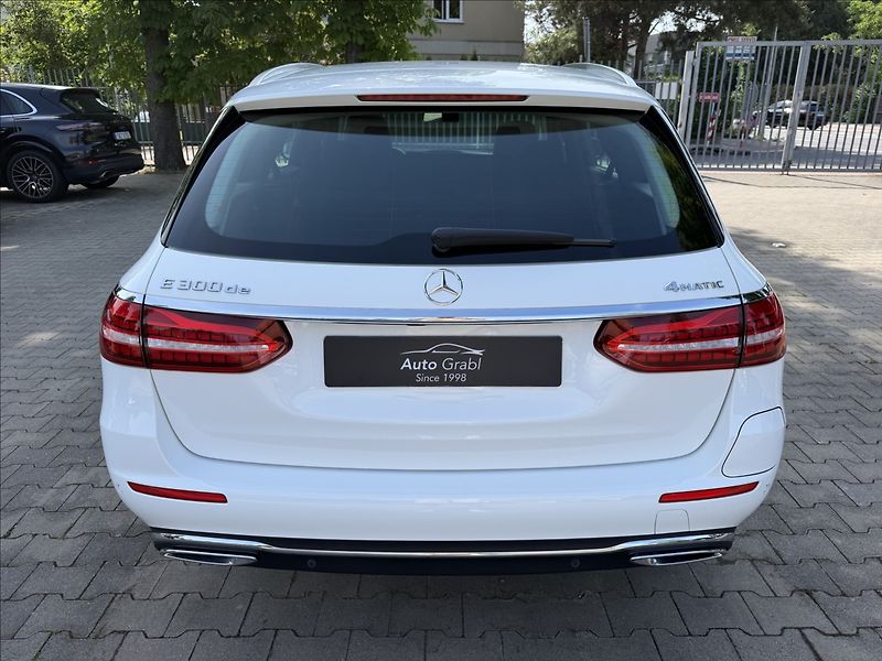 Mercedes-Benz Třídy E 300de 4Matic - fotka 6 z 34