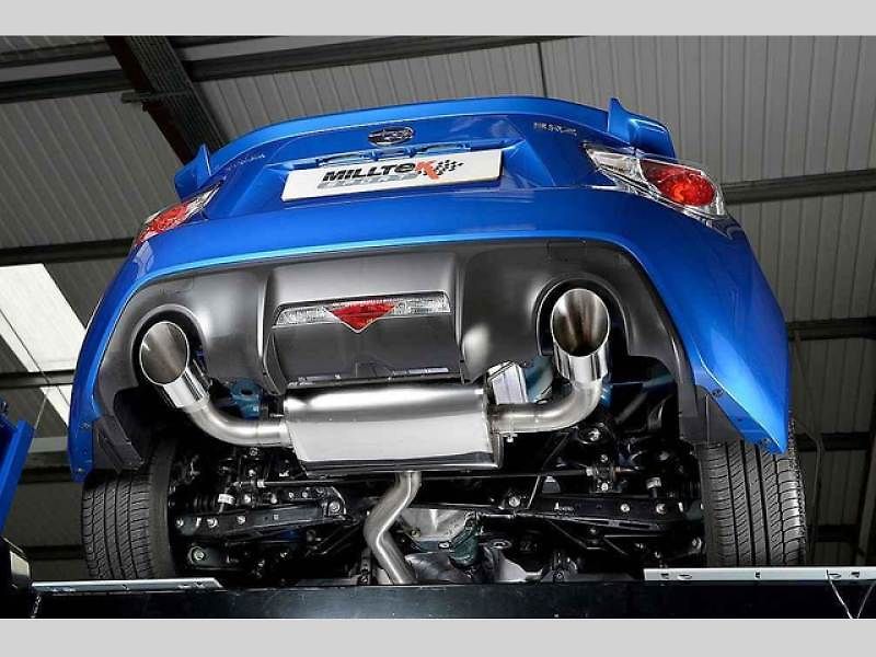 Výfukový systém u Subaru WRX STI, větvící se do dvou koncovek.