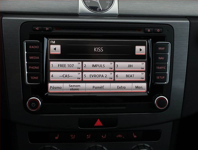 Volkswagen Passat (2014) 2.0 TDI, Automat, Xenony - fotka 13 z 17