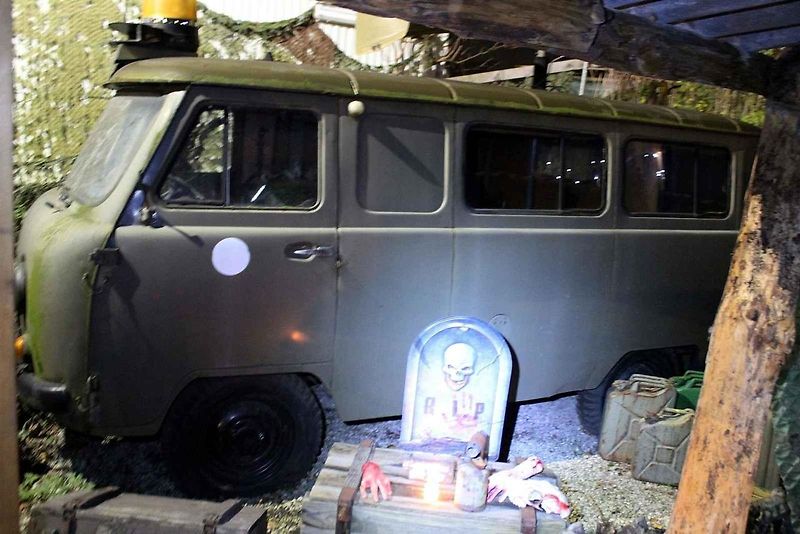 Auto-retro-muzeum Veteráni Litvínov se převléklo do strašidelných kostýmů. Návštěvníci si strašení užívali.