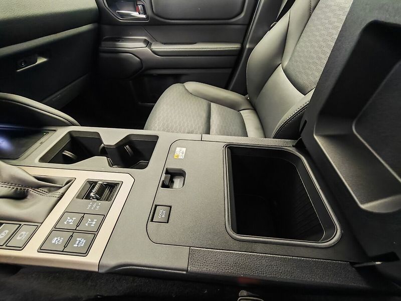 Toyota Land Cruiser 2.8 D-4D 204 k Executive AT - fotka 39 z 43