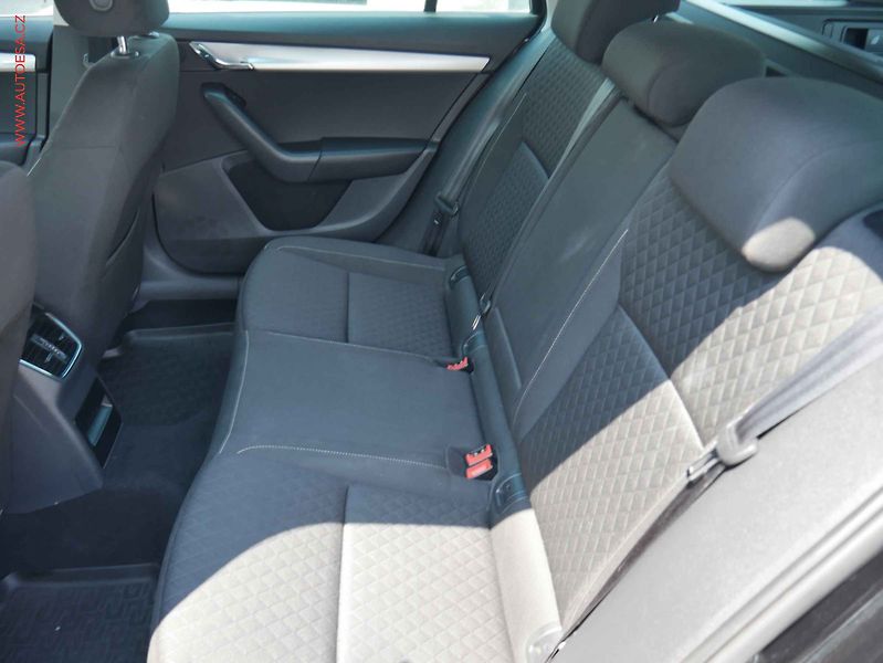 Škoda Octavia (2016) 2.0 TDI, AC, výhřev sed - fotka 10 z 15