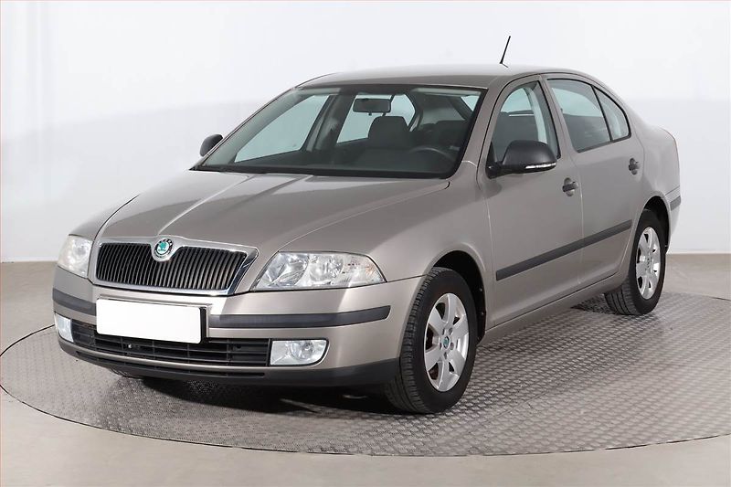 Škoda Octavia (2011) 1.6, Serv.kniha, Tempomat - fotka 2 z 19