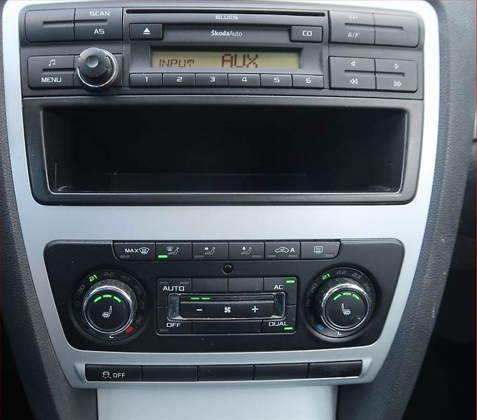 Škoda Octavia (2009) 2.0 TDI, po STK, rezervace - fotka 12 z 14