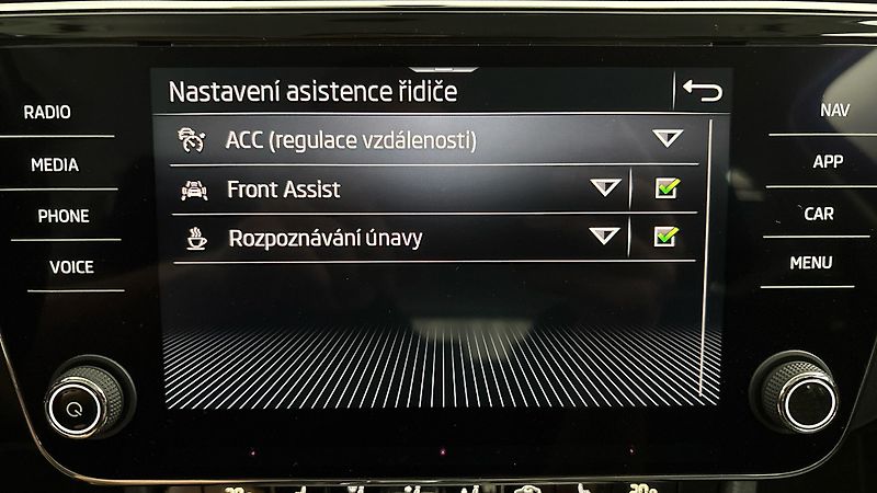 Škoda Superb 2.0 TDI DSG Style Combi - fotka 24 z 26