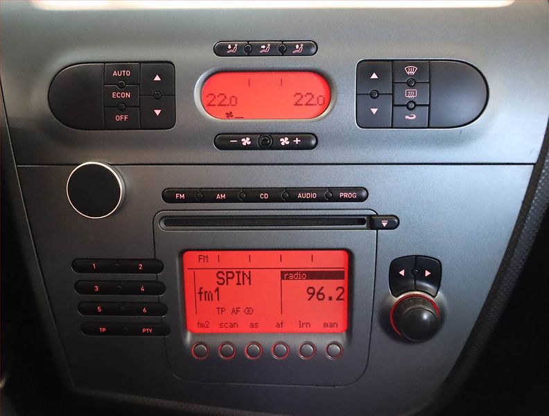 Seat Leon (2008) 2.0 TDI, nová STK, zamluveno - fotka 12 z 16