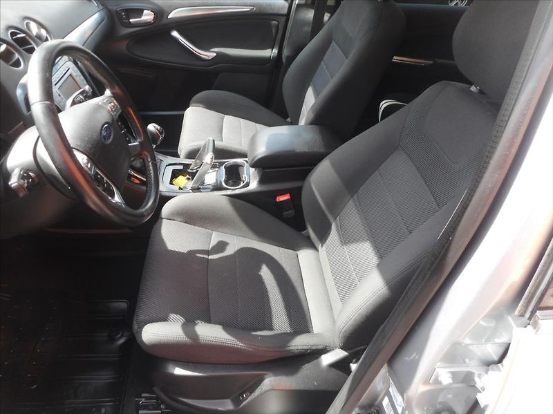 Ford S-MAX 2,2 TDCi Titanium - fotka 18 z 26