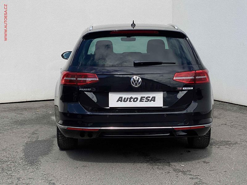 Volkswagen Passat (2015) 1.8 TSi, Highline, DSG, kůže - fotka 5 z 16