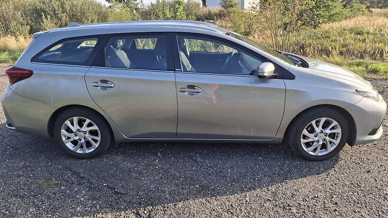 Toyota Auris (2016) Touring sports edition S 1,2 - fotka 2 z 12