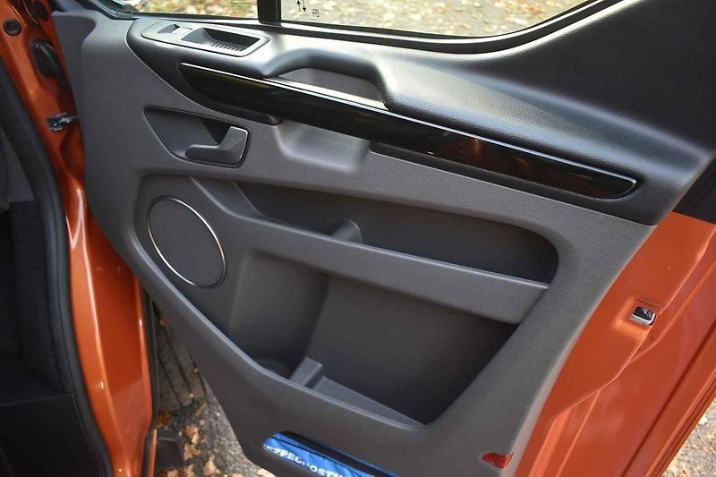 Ford Tourneo Custom je dobře jezdící vůz pro opravdu velké rodiny