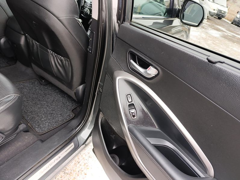 Hyundai Grand Santa Fe (2015) 2.2 CRDi 4x4 6míst tažné - fotka 16 z 20