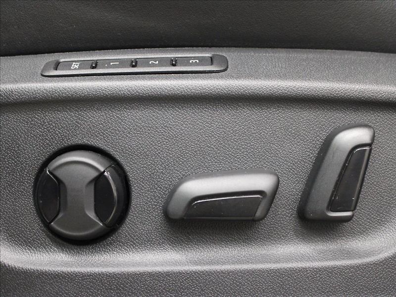 Škoda Karoq 2,0 TDI Style+ 4x4 DSG perleť - fotka 31 z 40