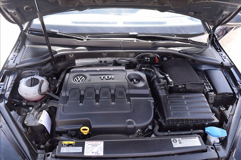 Volkswagen Golf 2,0 TDI 110KW KAMERA XENONY - fotka 47 z 48