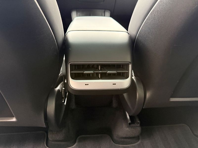 Tesla Model Y Long Range AWD - fotka 10 z 41