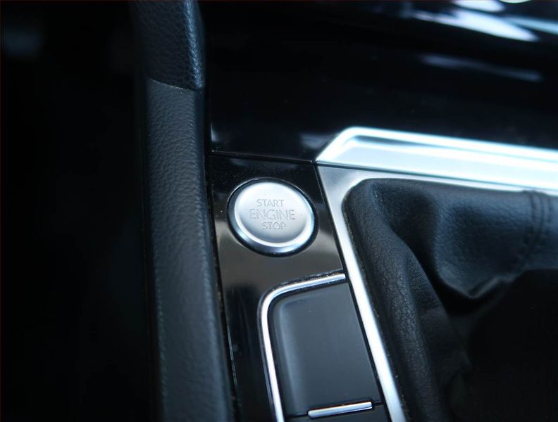 Volkswagen Passat (2019) 2.0 TDI, Kůže, Navi, Tempomat - fotka 18 z 19