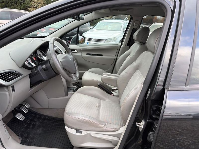 Peugeot 207 1,6 GTi 110 KW - fotka 10 z 19