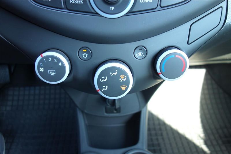 Chevrolet Spark 1,0 i, ČR, KLIMA, 29TIS.KM. - fotka 22 z 33