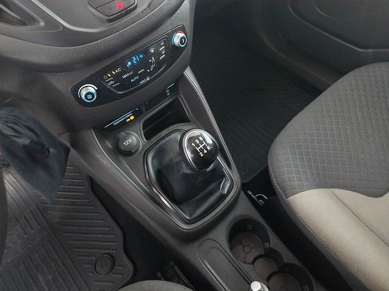 Ford Tourneo Courier (2017) Titanium 1.0 EcoBoost, 5Míst - fotka 13 z 17