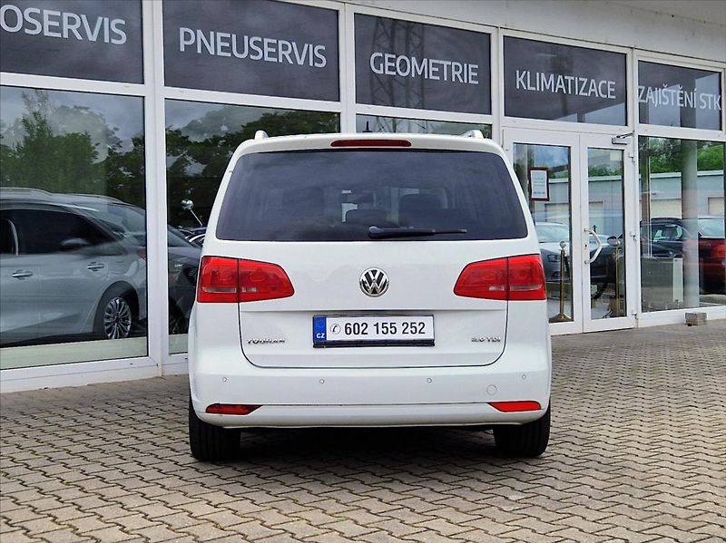 Volkswagen Touran 2,0 TDI 7MÍST VÝHŘEV KLIMA - fotka 4 z 26