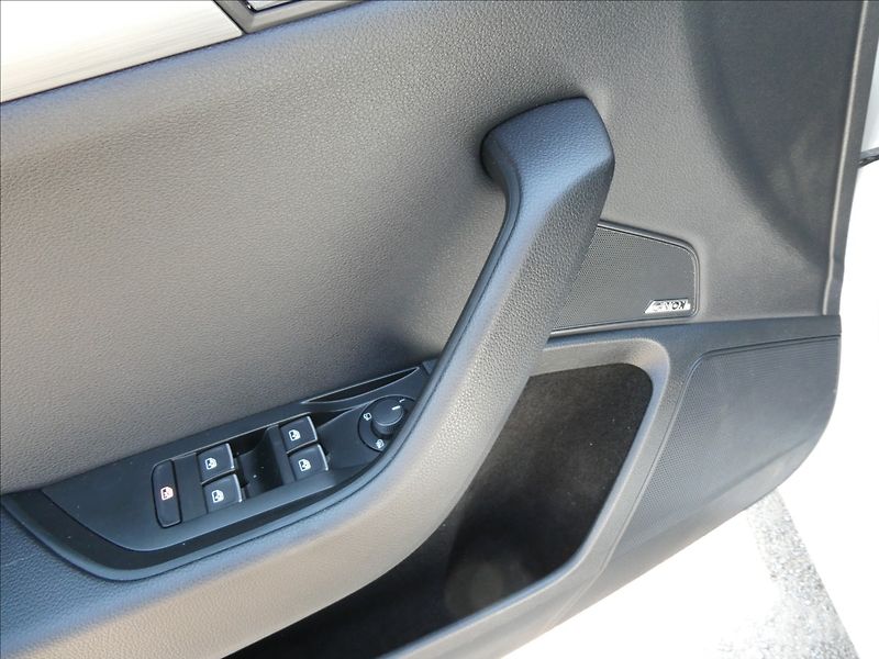 Škoda Superb 2,0 TDi 140kW DSG 4x4,STYLE,ČR - fotka 36 z 49